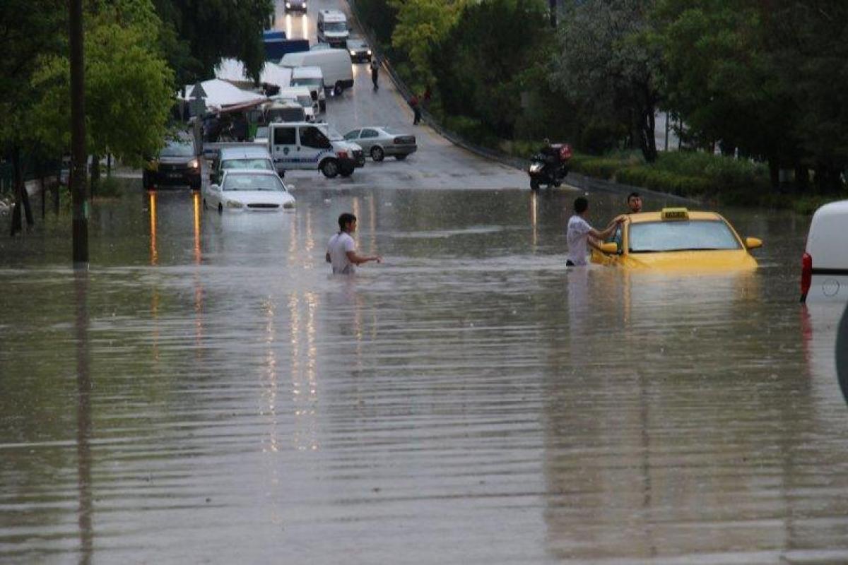 В Турции проливные дожди вызвали наводнение: 3 человека погибли В Турции проливные дожди вызвали наводнение: 3 человека погибли