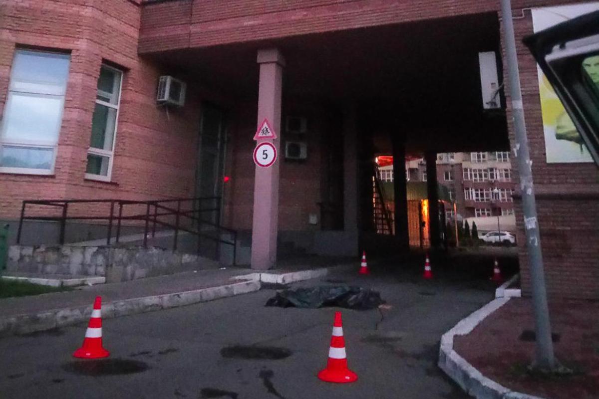 Выпрыгнула с 14 этажа: В Киеве женщина покончила с собой, оставив предсмертную записку Выпрыгнула с 14 этажа: В Киеве женщина покончила с собой, оставив предсмертную записку