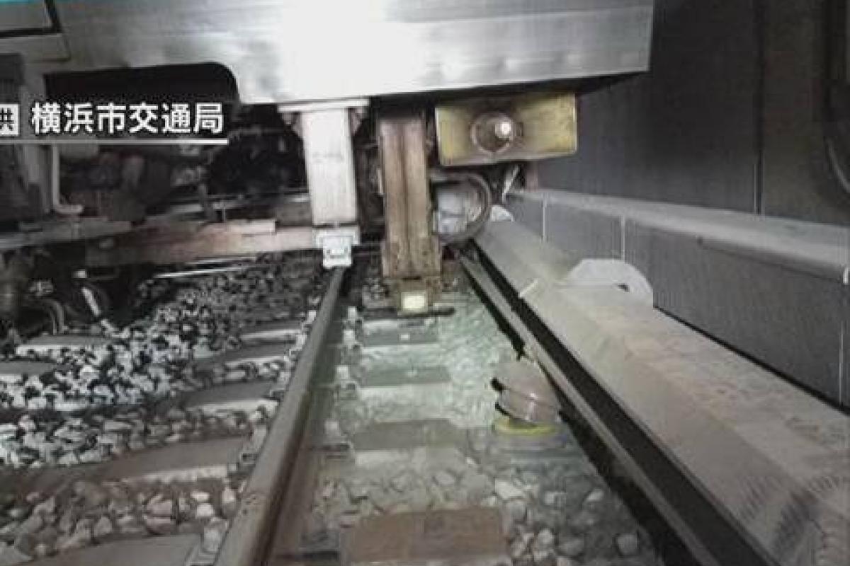 В Японии сошел с рельсов поезд метро: в составе было более 100 пассажиров