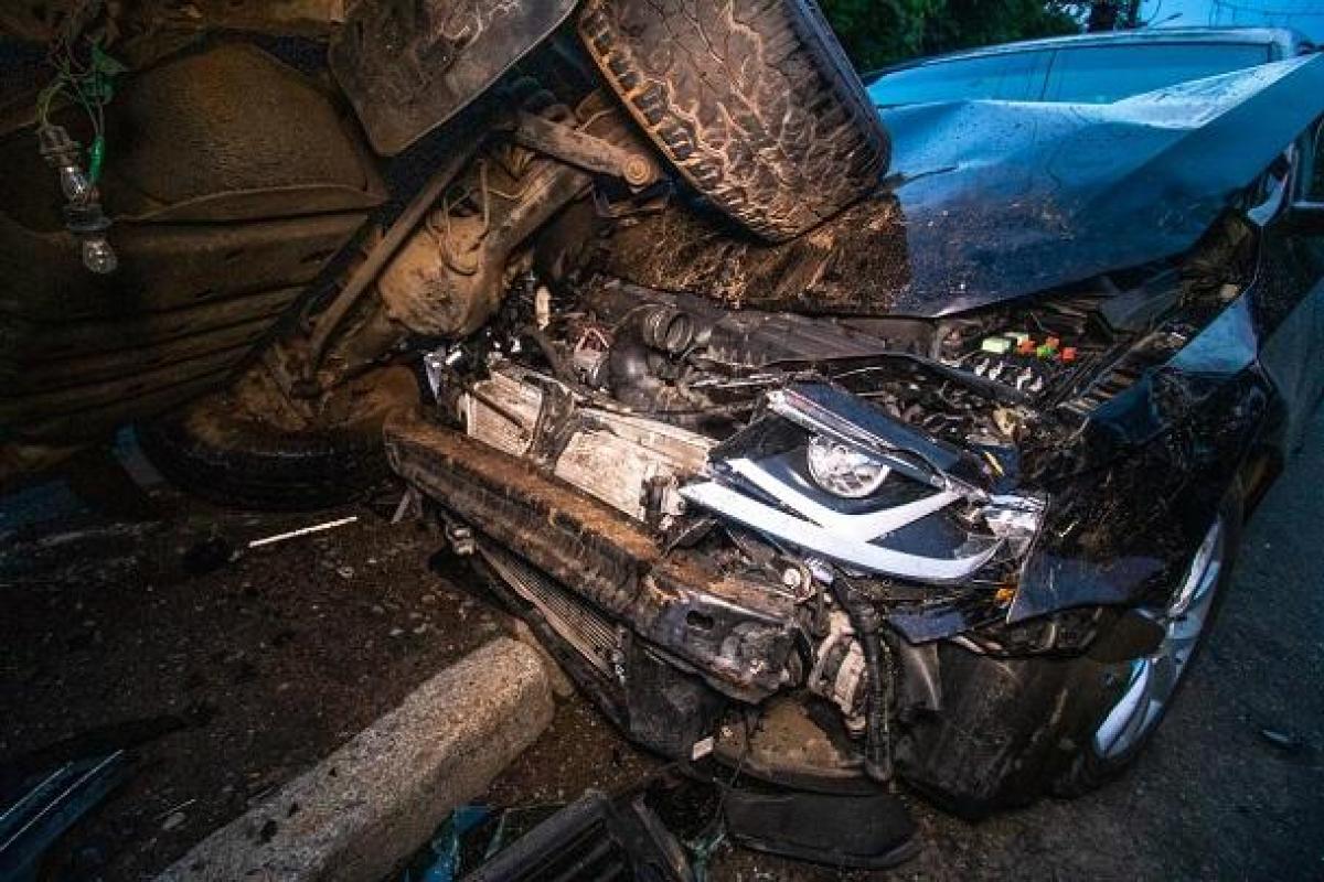 В Киеве внедорожник с военными протаранил и раздавил автомобиль Volkswagen В Киеве внедорожник с военными протаранил и раздавил автомобиль Volkswagen
