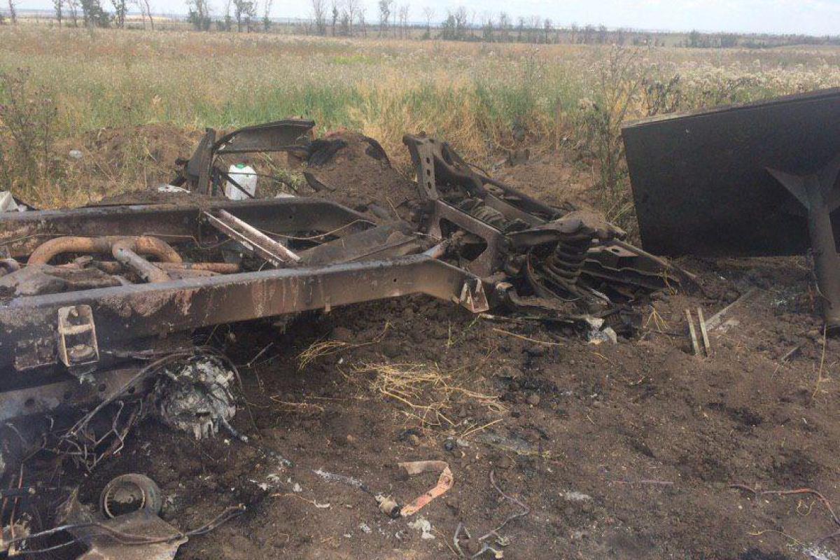 Гибель военных медиков на Донбассе: жуткие кадры последствий обстрела Гибель военных медиков на Донбассе: жуткие кадры последствий обстрела