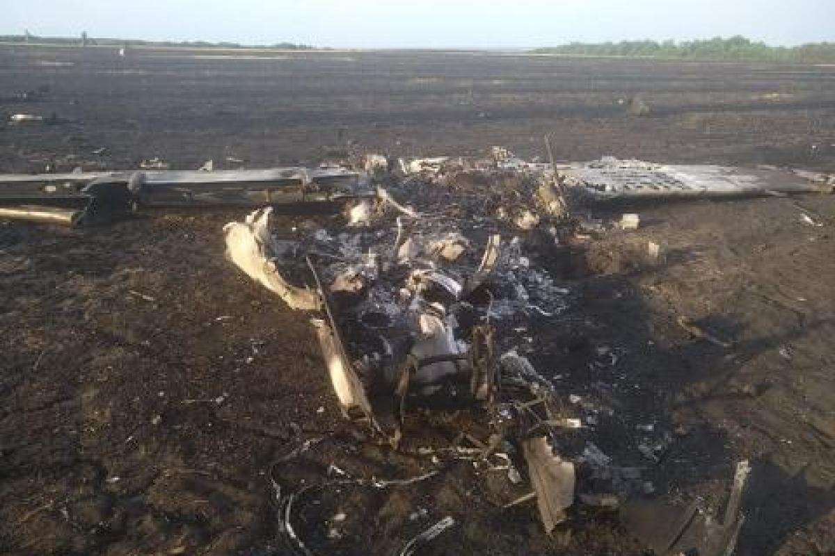 Появились кадры с места крушения самолета в Харьковской области Появились кадры с места крушения самолета в Харьковской области