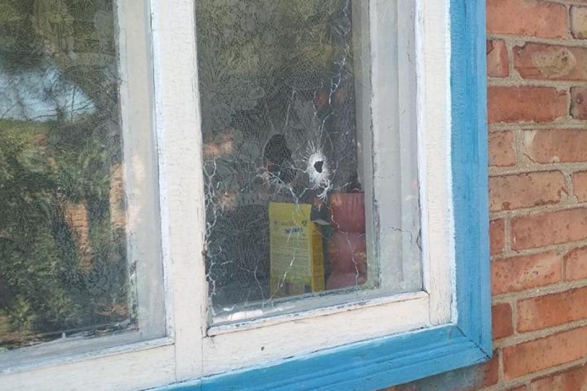 Боевики обстреляли поселок на Донбассе: ранен мирный житель Боевики обстреляли поселок на Донбассе: ранен мирный житель