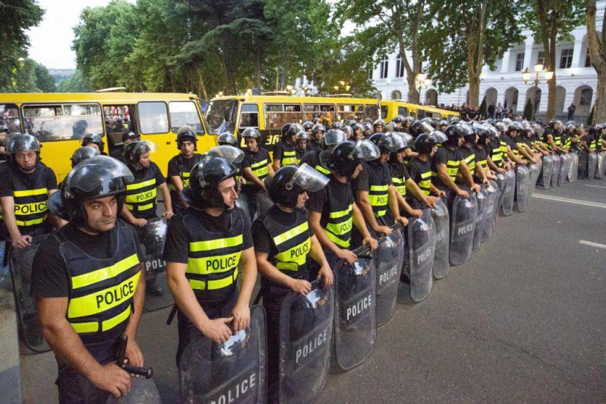 Протесты в Грузии: полицейские окружили парламент в Тбилиси Протесты в Грузии: полицейские окружили парламент в Тбилиси