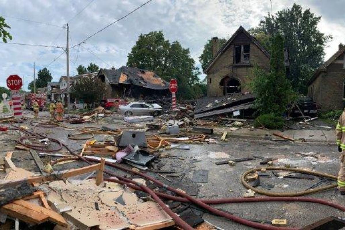 В Канаде автомобиль протаранил дом: взорвался газ, разрушены дома, есть пострадавшие