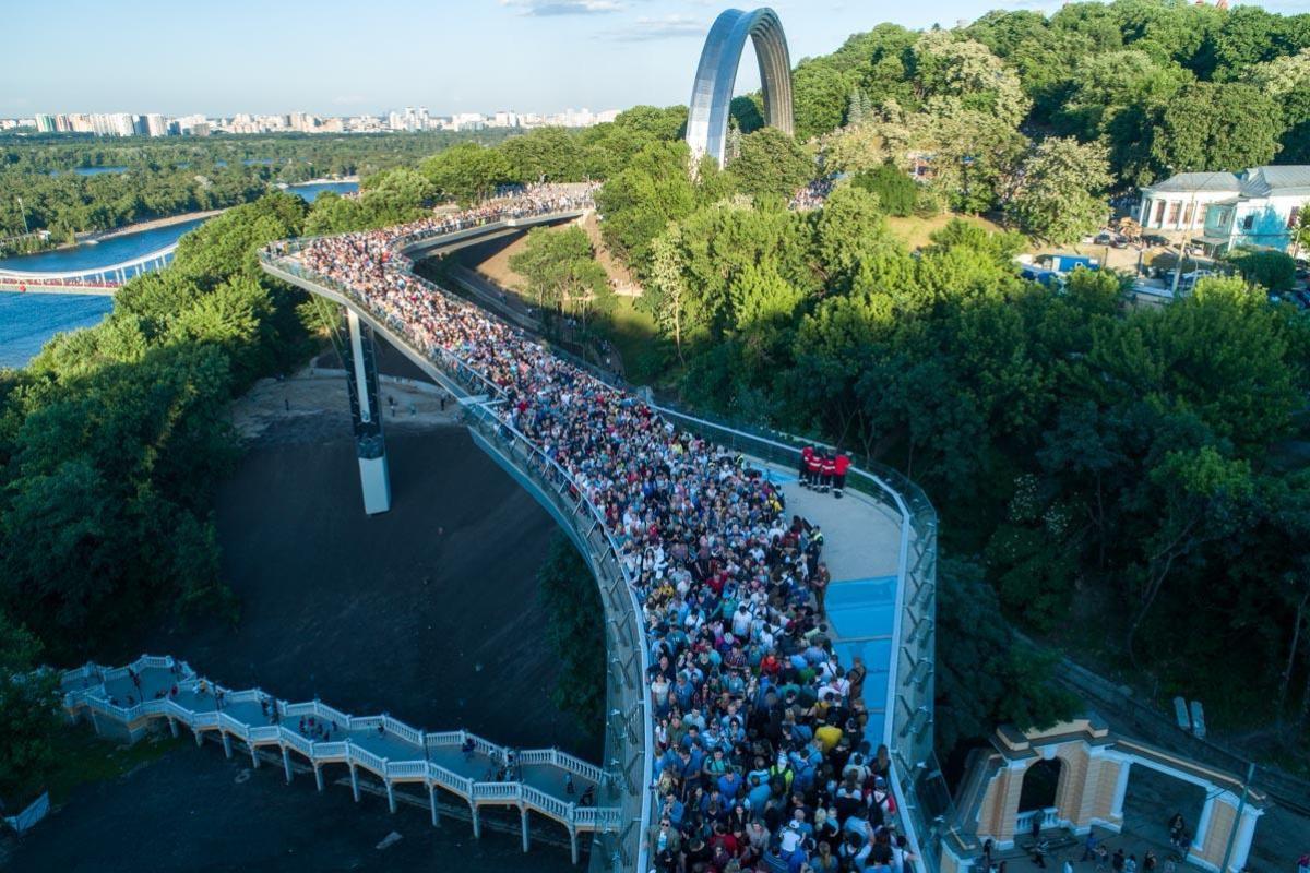 В Киеве на пешеходном "мосту Кличко" приступили к замене стекла В Киеве на пешеходном "мосту Кличко" приступили к замене стекла