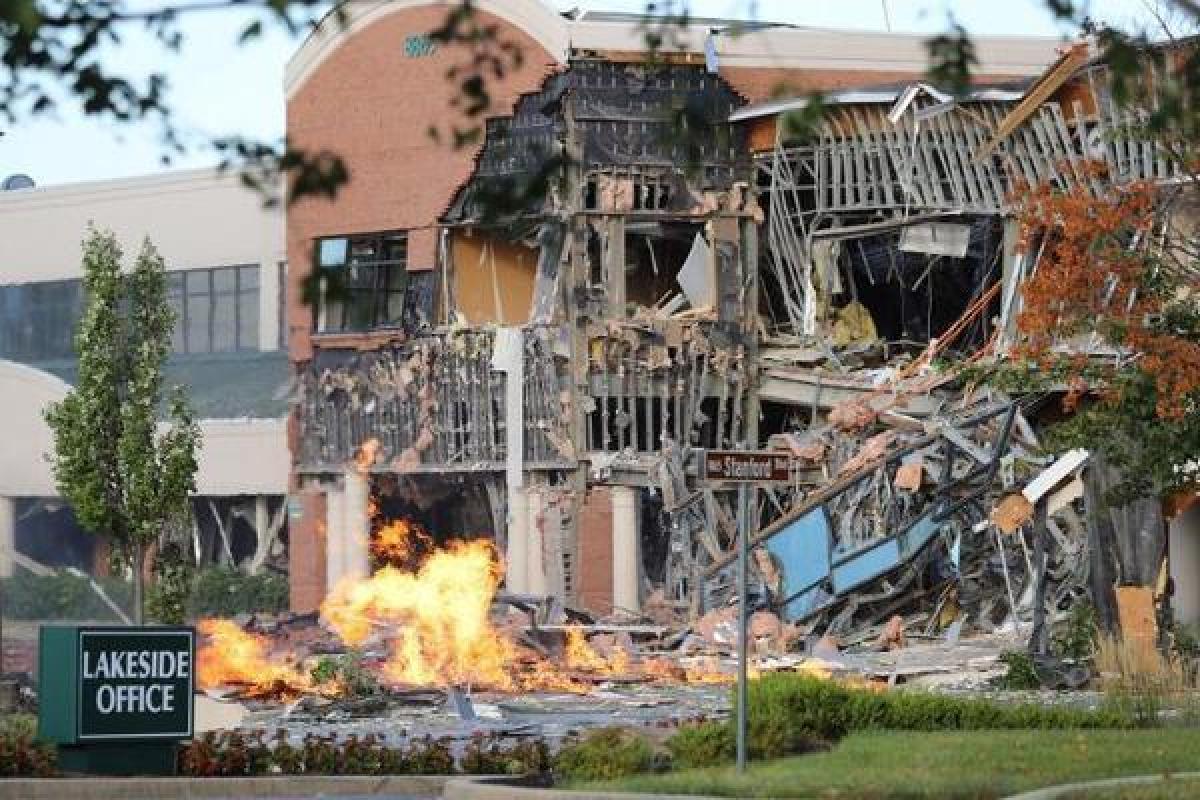 В США в результате взрыва газа разрушена часть торгового центра