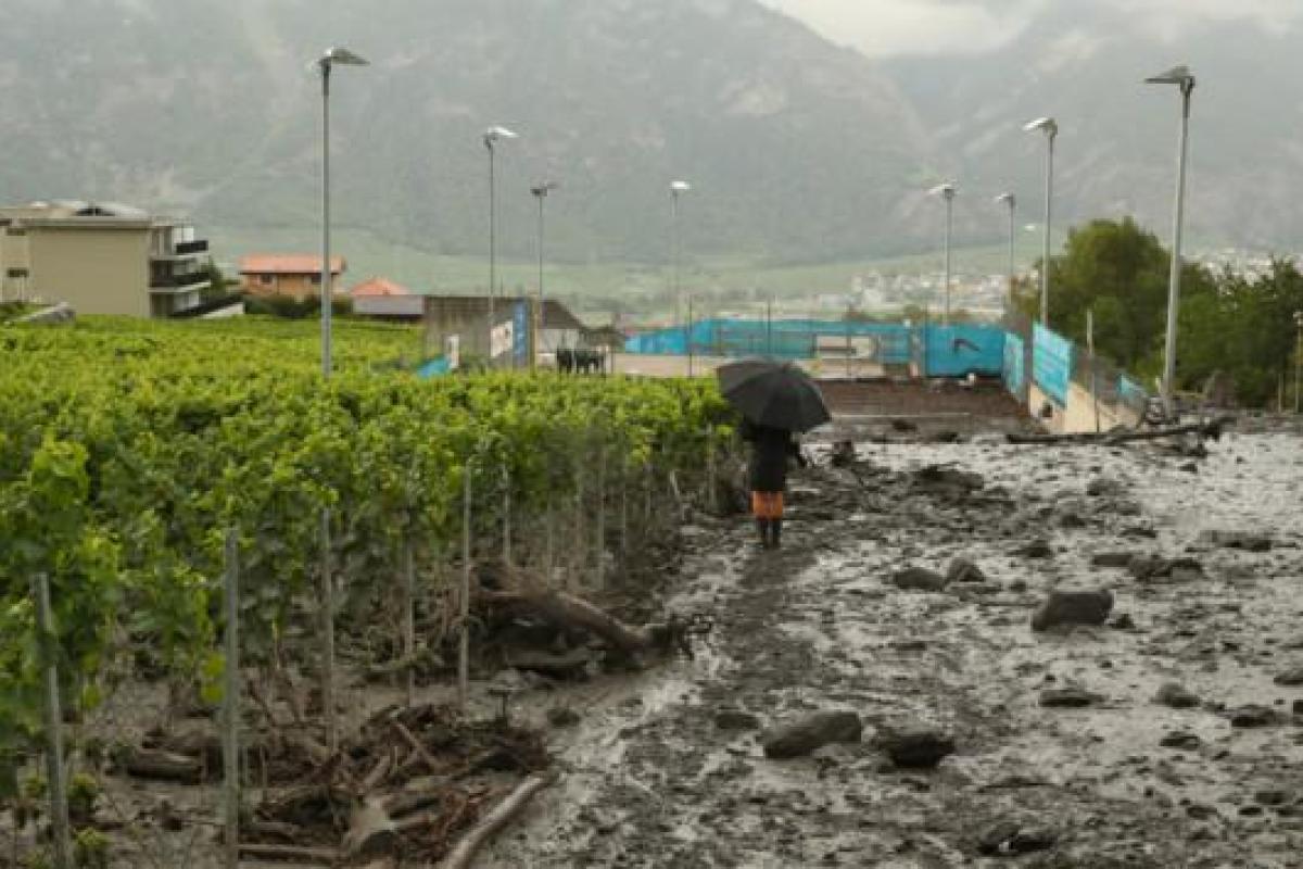 В Швейцарии селевой поток поглотил авто: без вести пропали мужчина и девочка