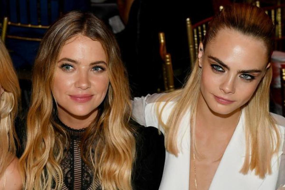 Модель Кара Делевинь и актриса Эшли Бенсон тайно поженились в Лас-Вегасе Модель Кара Делевинь и актриса Эшли Бенсон тайно поженились в Лас-Вегасе