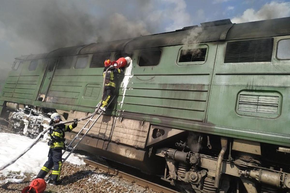 В Луганской области на ж/д перегоне горел локомотив В Луганской области на ж/д перегоне горел локомотив