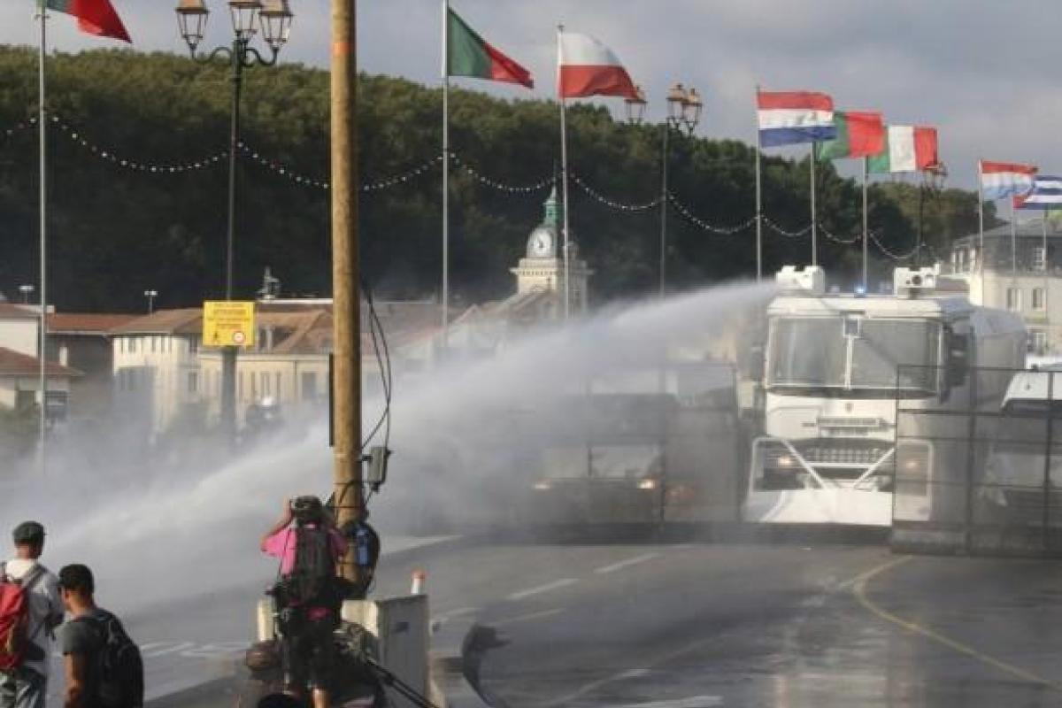 Протесты во Франции: во время столкновений полиция задержала 68 противников G7