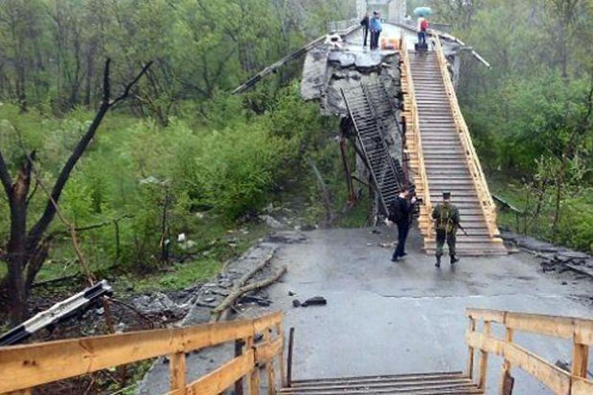 В Станице Луганской возведут временный обходной мост В Станице Луганской возведут временный обходной мост