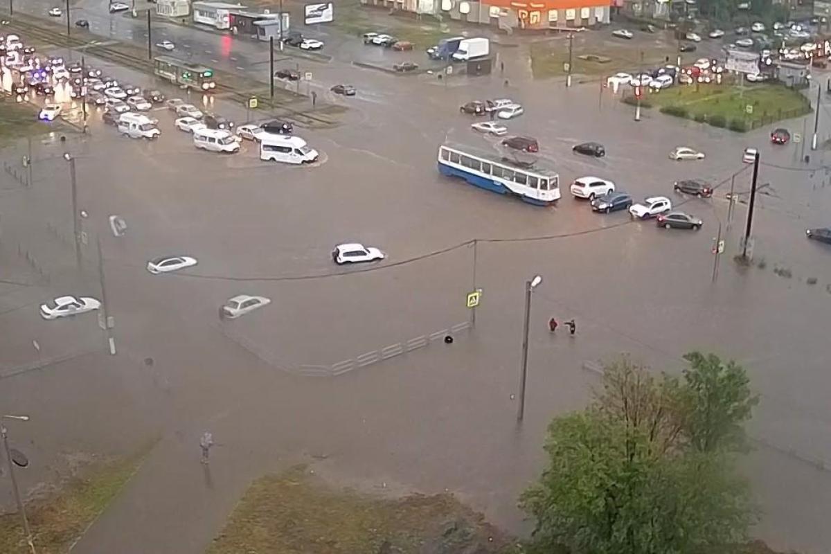 Российский Магнитогорск накрыл мощный ливень: город ушел под воду