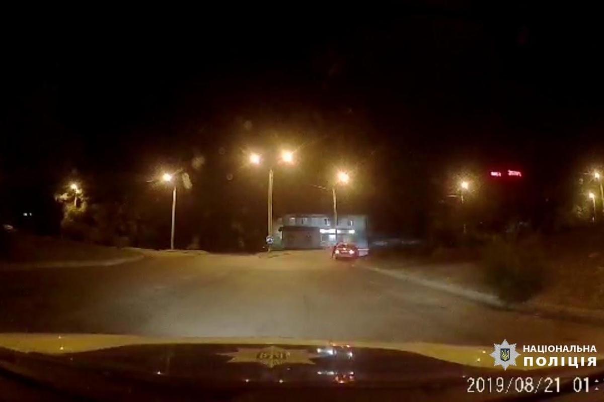 В Днепре задержан сбежавший водитель автомобиля Jaguar, который травмировал патрульного В Днепре задержан сбежавший водитель автомобиля Jaguar, который травмировал патрульного