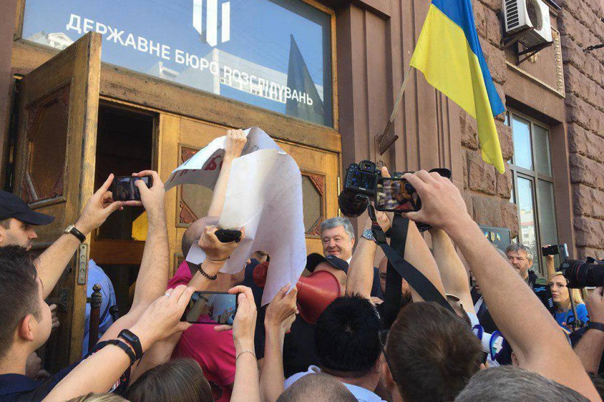 Экс-президент Украины Порошенко явился на допрос в ГБР Экс-президент Украины Порошенко явился на допрос в ГБР