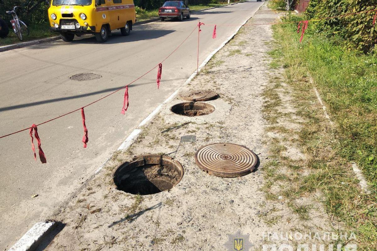На Ровенщине дети бросили в люк петарду: от взрыва пострадали трое подростков На Ровенщине дети бросили в люк петарду: от взрыва пострадали трое подростков