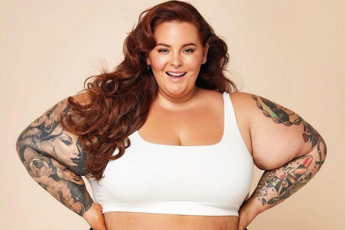 Модель plus-size Тесс Холлидей в облегающем платье стала звездой на Неделе моды в Нью-Йорке Модель plus-size Тесс Холлидей в облегающем платье стала звездой на Неделе моды в Нью-Йорке