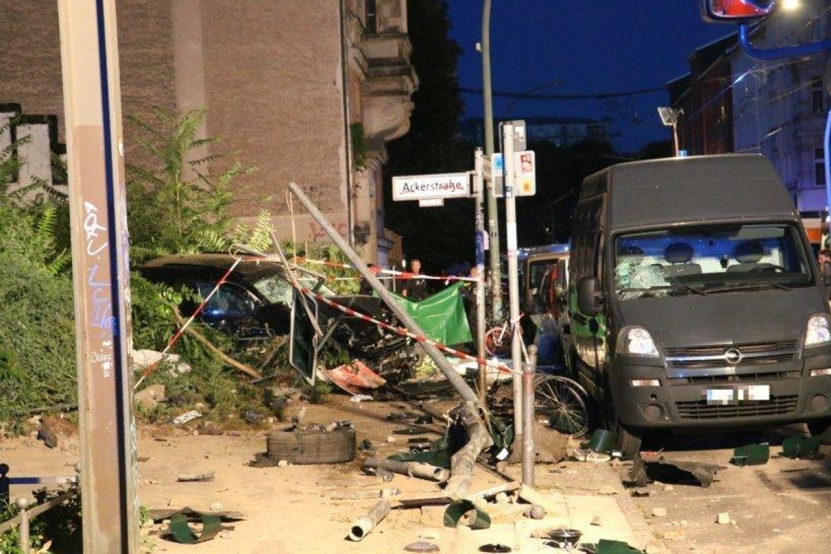 В Берлине Porsche вылетел на тротуар: погибло 4 пешехода, в том числе ребенок В Берлине Porsche вылетел на тротуар: погибло 4 пешехода, в том числе ребенок
