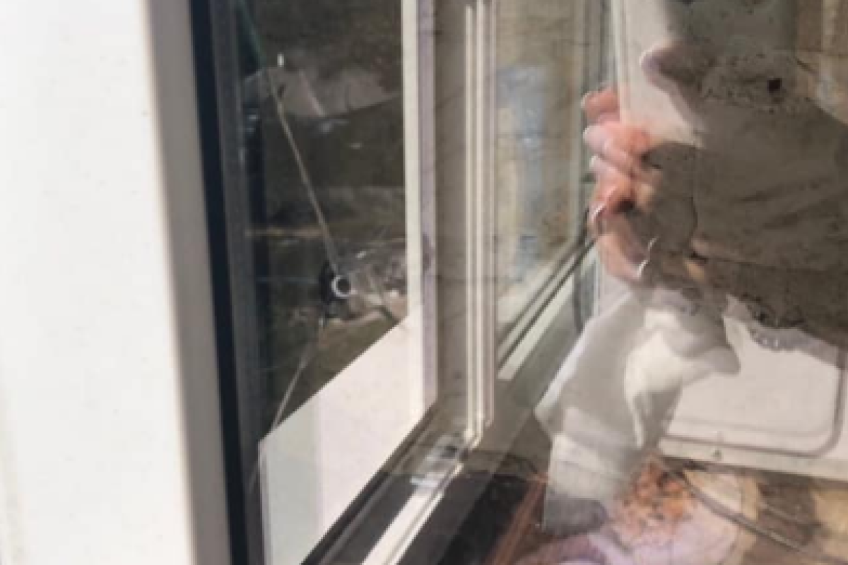 В Харькове обстреляли окна многоэтажного жилого дома В Харькове обстреляли окна многоэтажного жилого дома