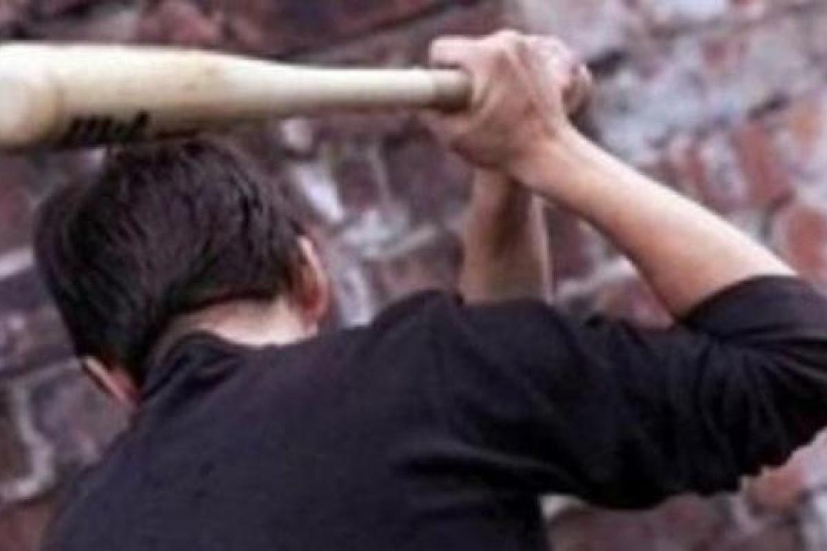 Удары битой по голове: В Лисичанске на глазах у детей и жены избили мужчину Удары битой по голове: В Лисичанске на глазах у детей и жены избили мужчину