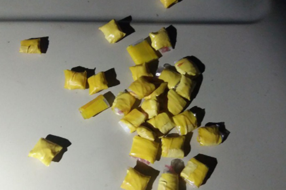 В Лисичанске патрульные "на горячем" поймали закладчика наркотиков