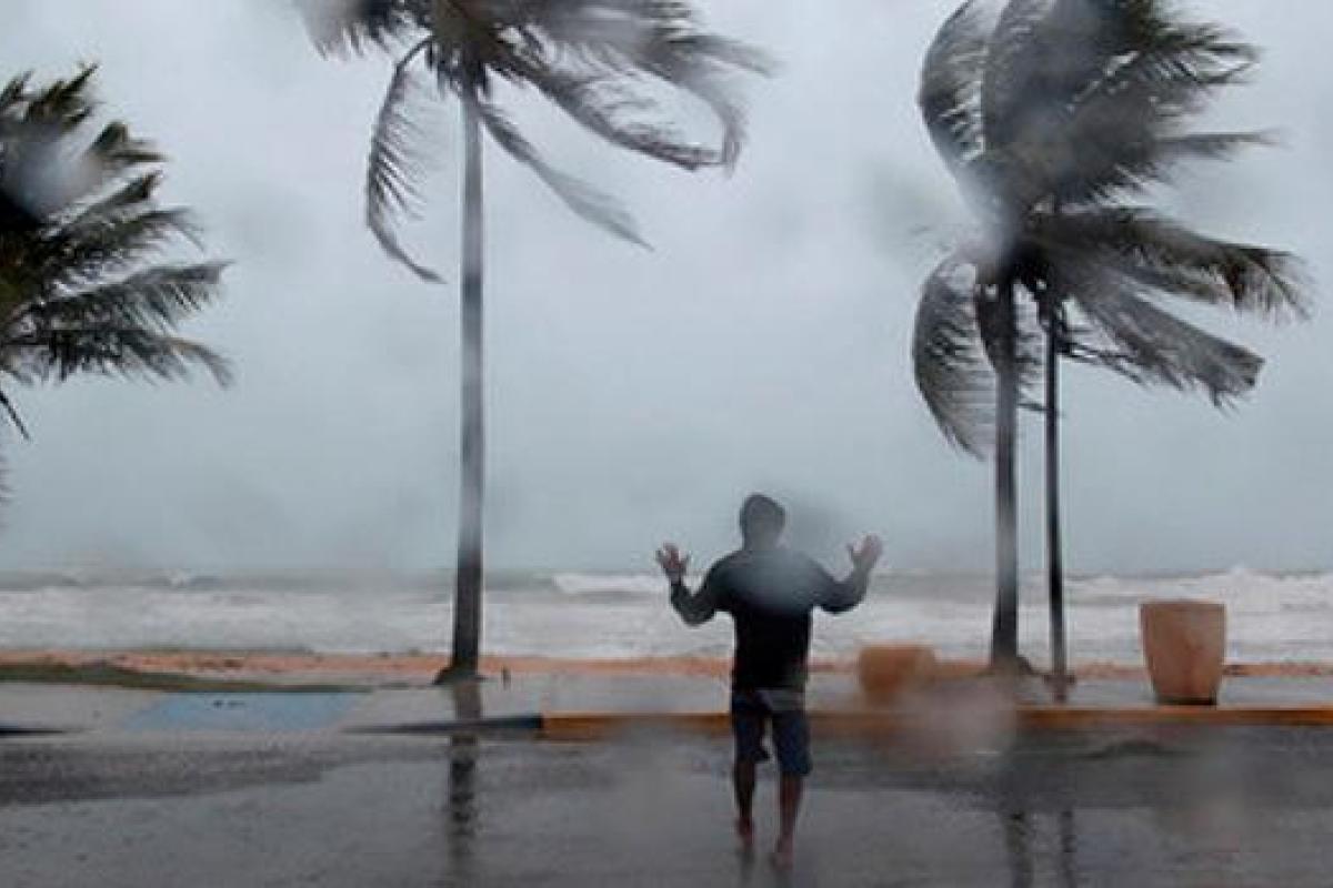 На побережье Мексики обрушился ураган "Лорена​​​​​​​"