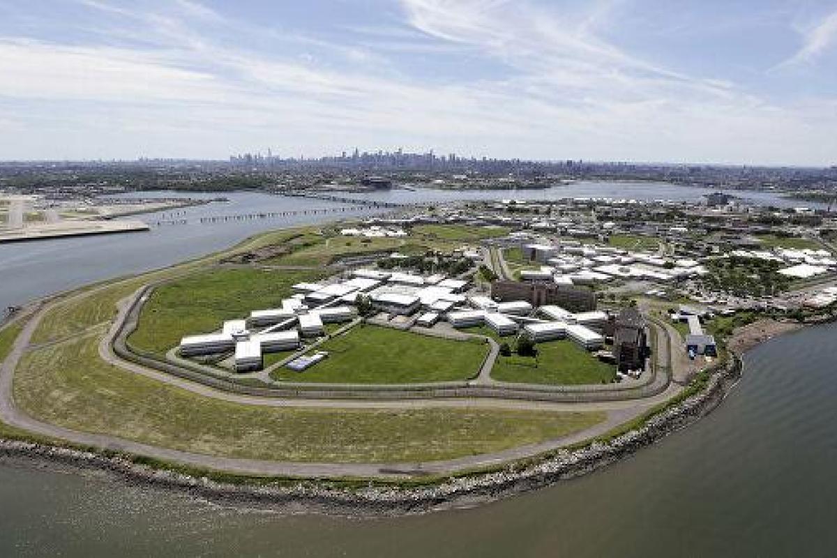 В США закроют Райкерс - самую большую исправительную колонию в мире В США закроют Райкерс - самую большую исправительную колонию в мире