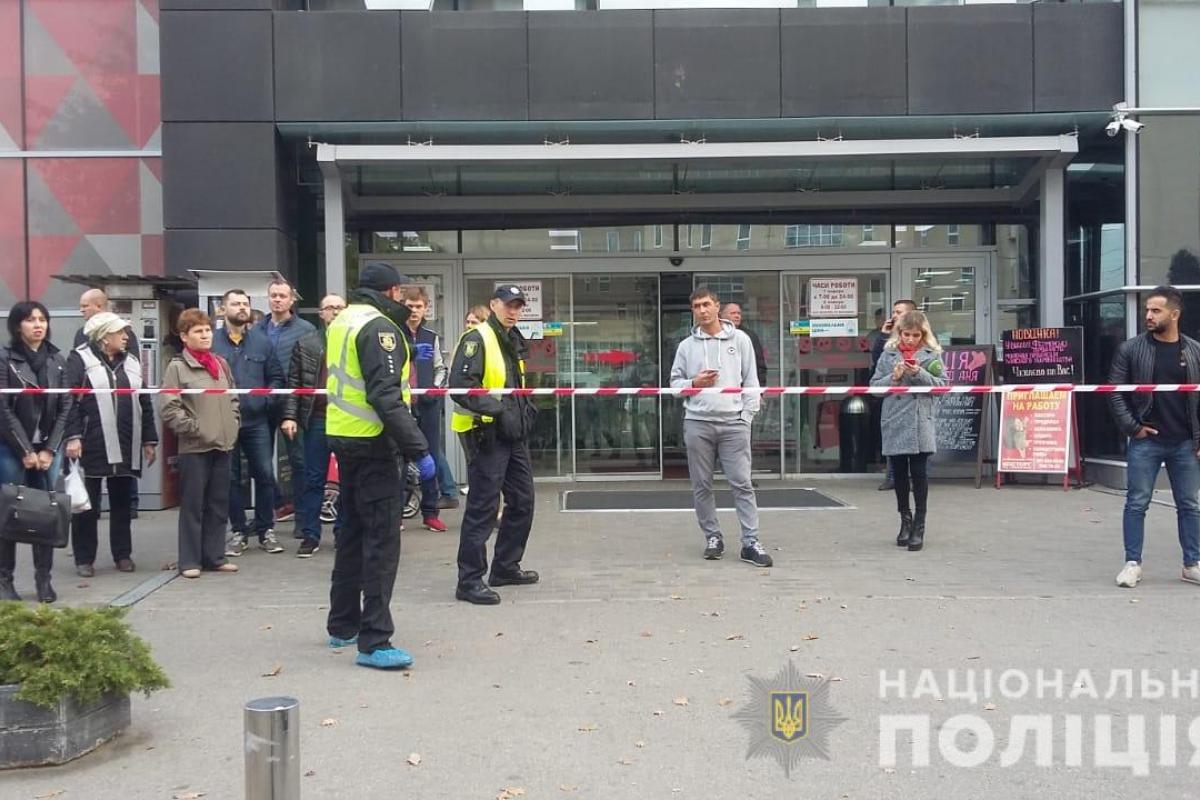 В Харькове стреляли возле супермаркета: есть жертвы В Харькове стреляли возле супермаркета: есть жертвы