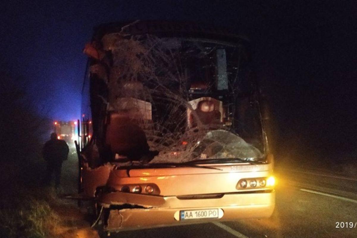 В Ровенской области автобус столкнулся с грузовиком: есть жертвы В Ровенской области автобус столкнулся с грузовиком: есть жертвы