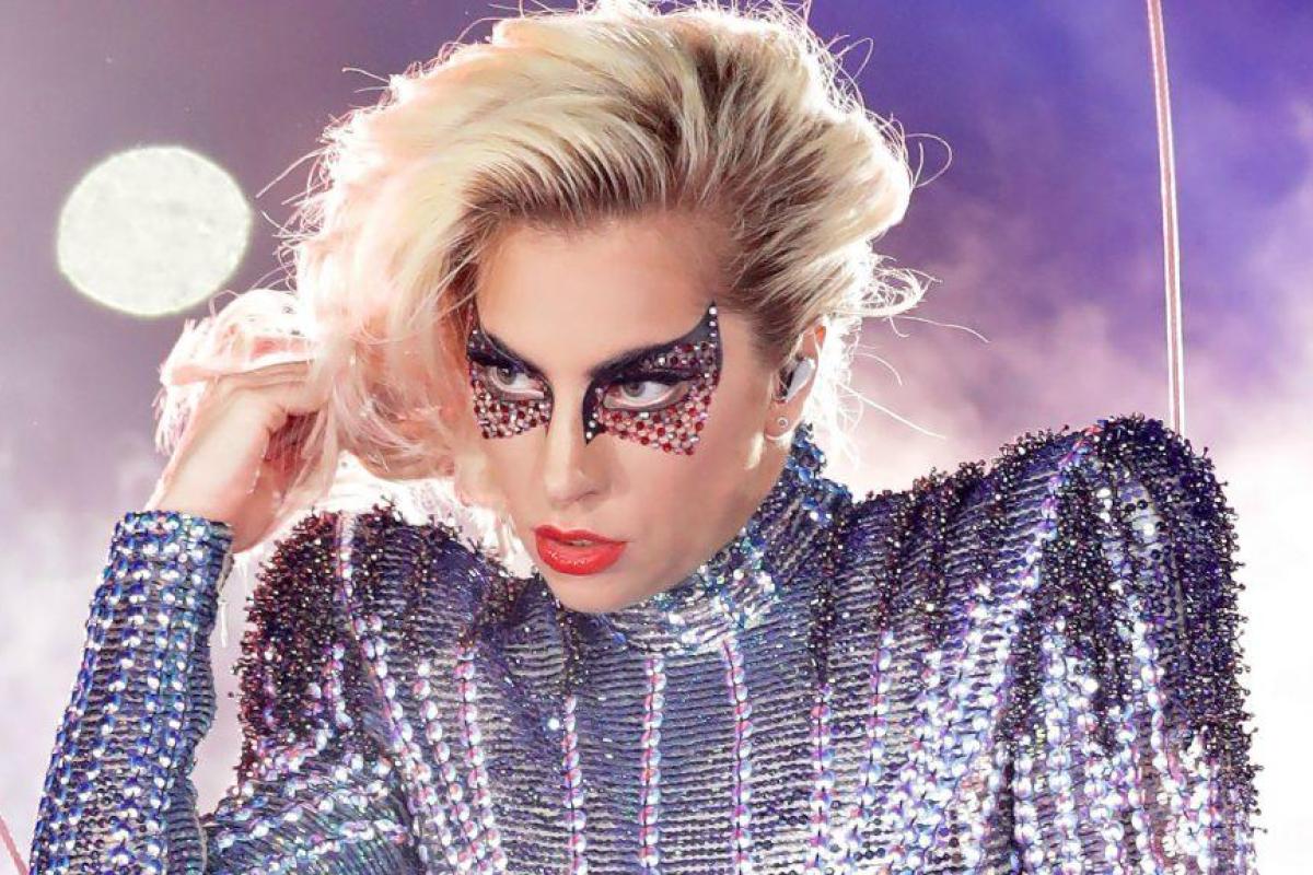 "Не удержал!": Леди Гага на концерте рухнула со сцены вместе с фанатом "Не удержал!": Леди Гага на концерте рухнула со сцены вместе с фанатом