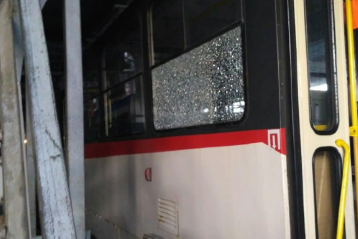 В Киеве обстреляли скоростной трамвай В Киеве обстреляли скоростной трамвай