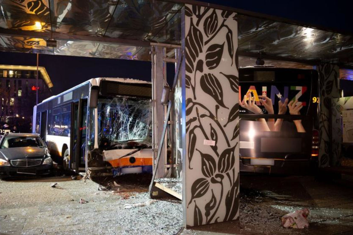 В Германии автобус протаранил 6 автомобилей: 1 человек погиб, около 20 травмированы В Германии автобус протаранил 6 автомобилей: 1 человек погиб, около 20 травмированы