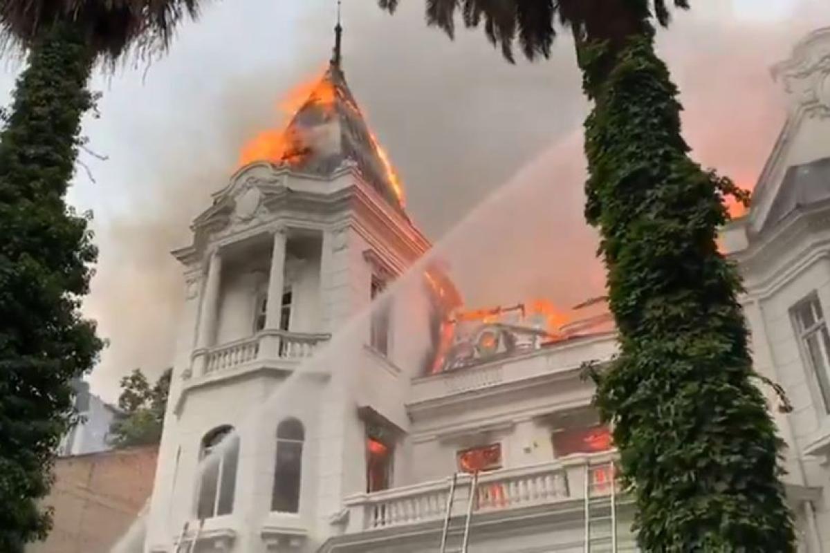 Протесты в Чили: В Сантьяго разграбили и подожгли университет