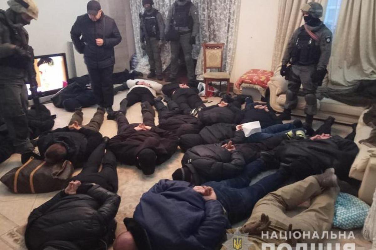 В Киеве спецназ взял штурмом квартиру, захваченную группой мужчин В Киеве спецназ взял штурмом квартиру, захваченную группой мужчин