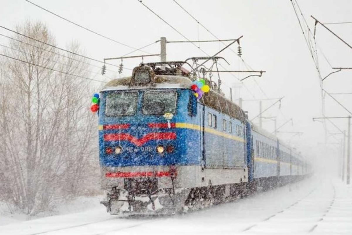 "Укрзализныця" назначит 35 дополнительных поездов на новогодние и рождественские праздники "Укрзализныця" назначит 35 дополнительных поездов на новогодние и рождественские праздники