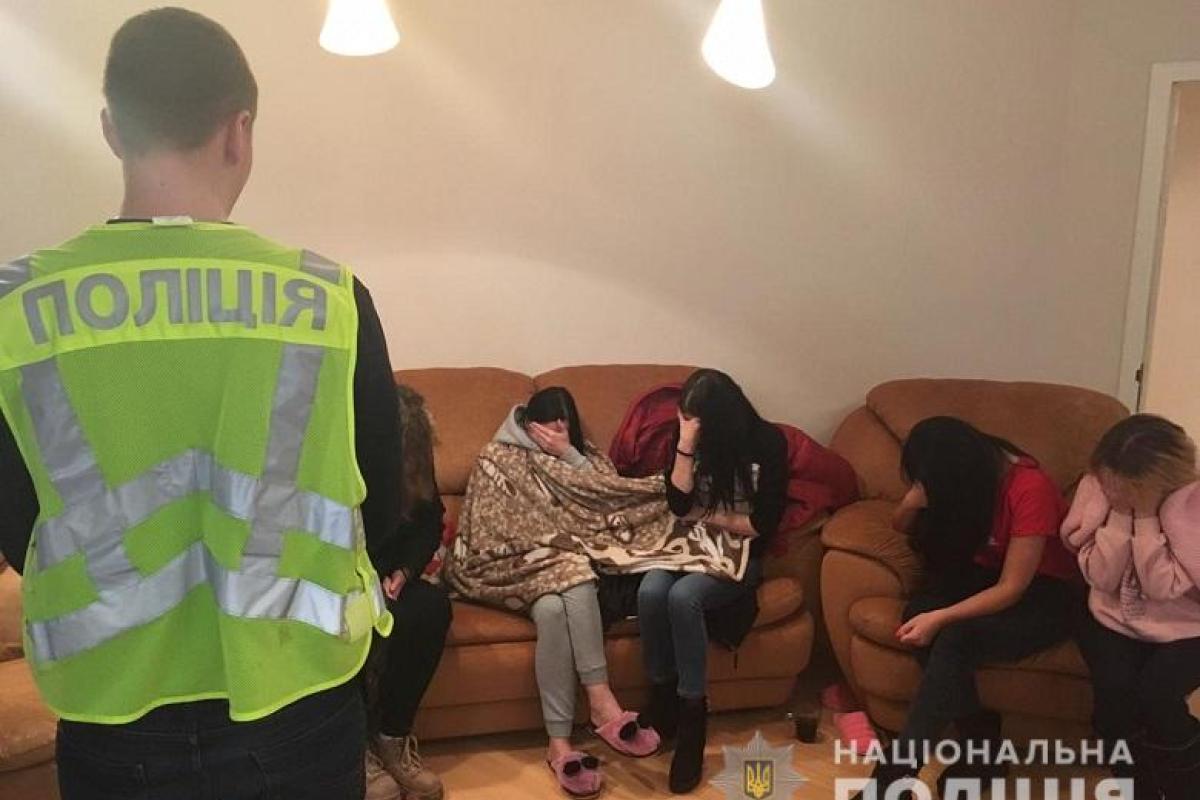 В Киеве полиция "накрыла" сеть борделей: организовал интимный "бизнес" бывший коп В Киеве полиция "накрыла" сеть борделей: организовал интимный "бизнес" бывший коп