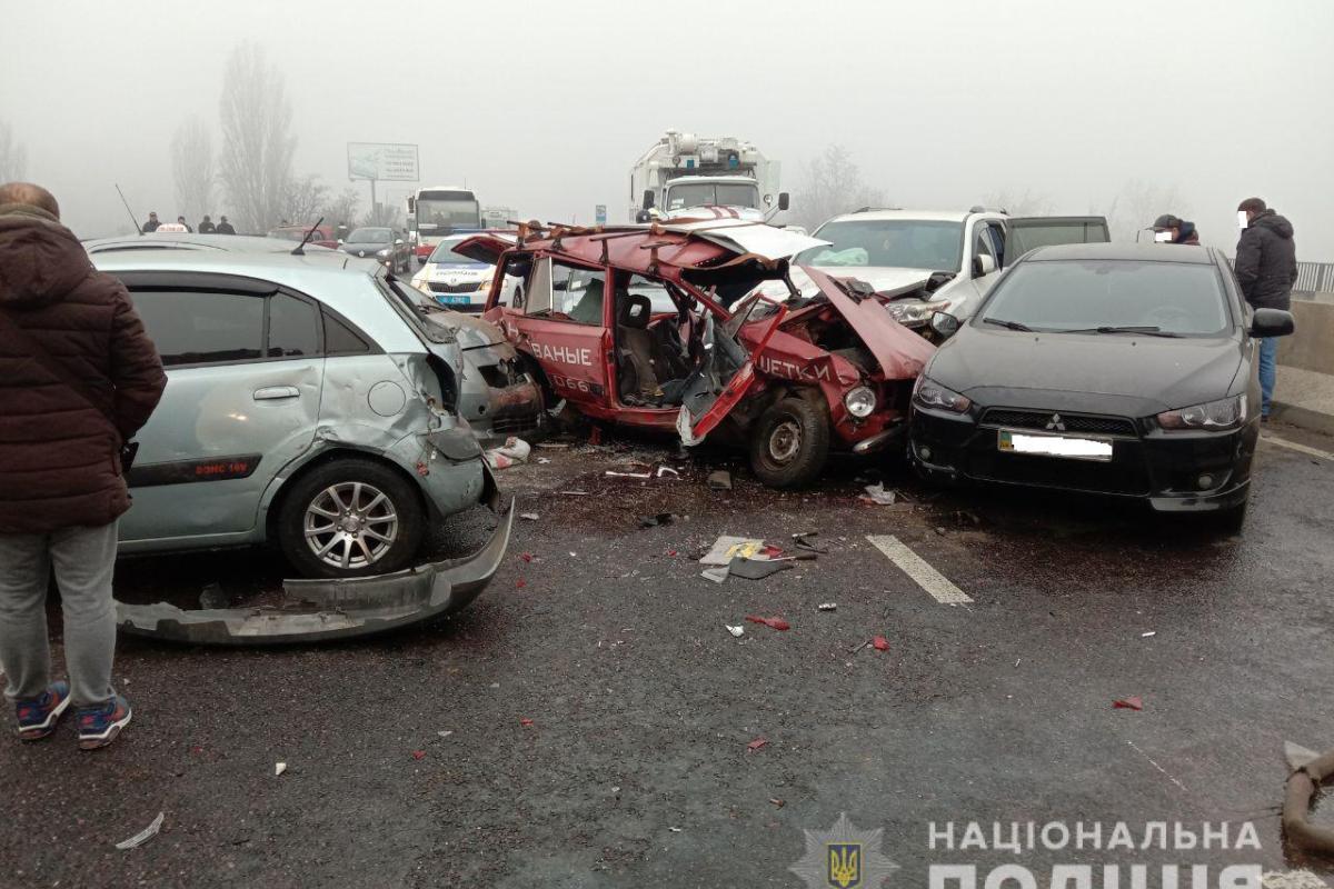 Масштабное ДТП под Одессой: разбиты более 10 авто, погиб человек, есть пострадавшие Масштабное ДТП под Одессой: разбиты более 10 авто, погиб человек, есть пострадавшие