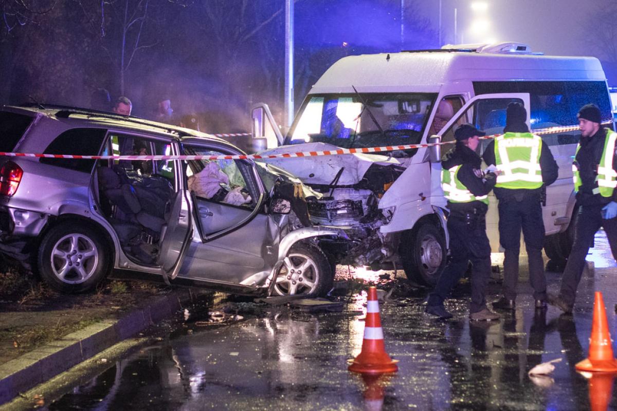 Смертельное ДТП в Киеве: два человека погибли, восемь ранены