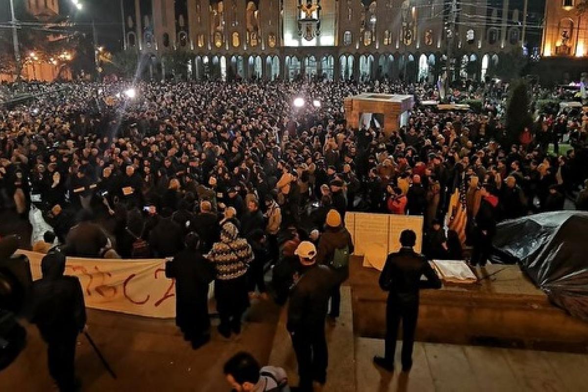 В Грузии во время массовых акций протеста произошли столкновения с полицией В Грузии во время массовых акций протеста произошли столкновения с полицией