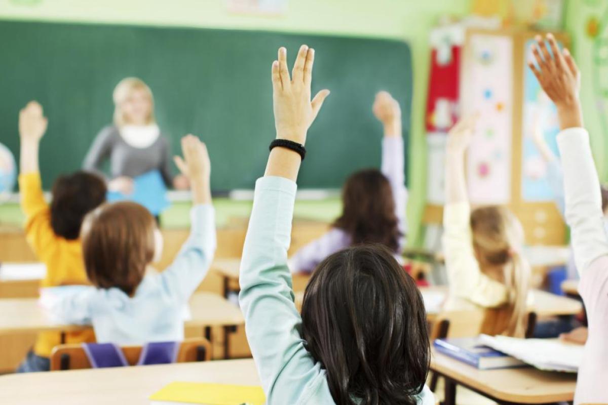 "Деньги ходят за школьником": В Украине зарплату учителей предлагают привязать к количеству детей в классе