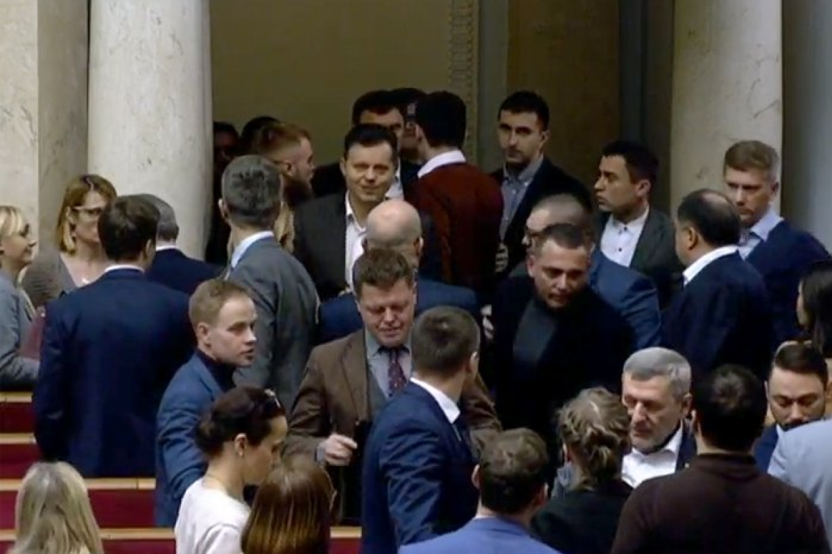 В Верховной Раде подрались "слуги народа" В Верховной Раде подрались "слуги народа"