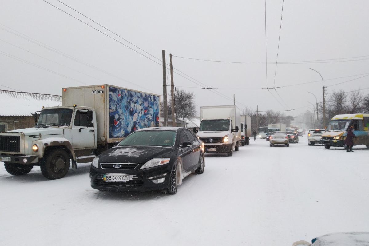 Снежный коллапс: В Лисичанск "неожиданно" пришла зима, город замер в пробках, дороги перекрыты Снежный коллапс: В Лисичанск "неожиданно" пришла зима, город замер в пробках, дороги перекрыты