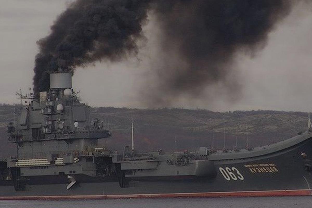 В России горит авианосец "Адмирал Кузнецов": есть пострадавшие В России горит авианосец "Адмирал Кузнецов": есть пострадавшие