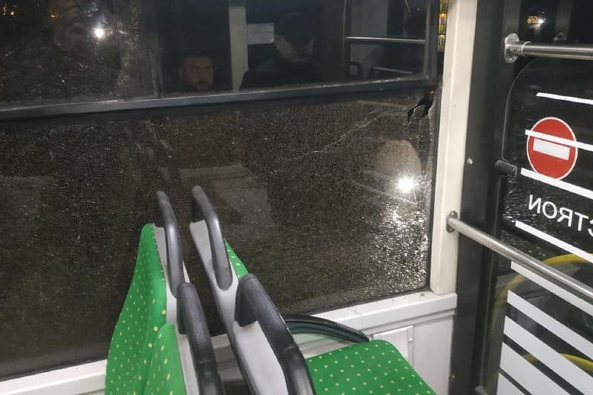 Во Львове обстреляли пассажирский автобус Во Львове обстреляли пассажирский автобус