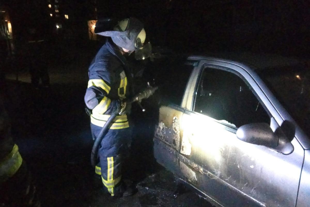 В Северодонецке на заднем сиденье горящего авто спасатели обнаружили мужчину В Северодонецке на заднем сиденье горящего авто спасатели обнаружили мужчину