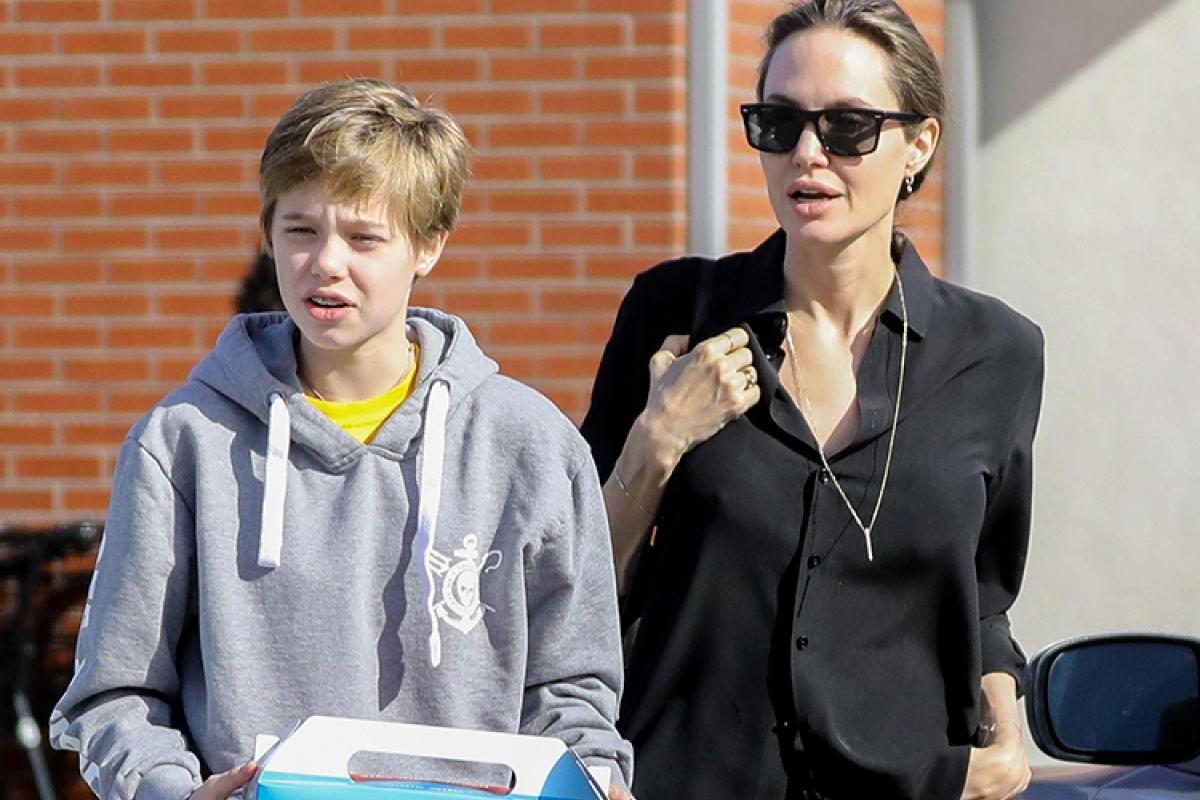 Дочь Анджелины Джоли и Брэда Питта официально сменила имя на мужское Дочь Анджелины Джоли и Брэда Питта официально сменила имя на мужское