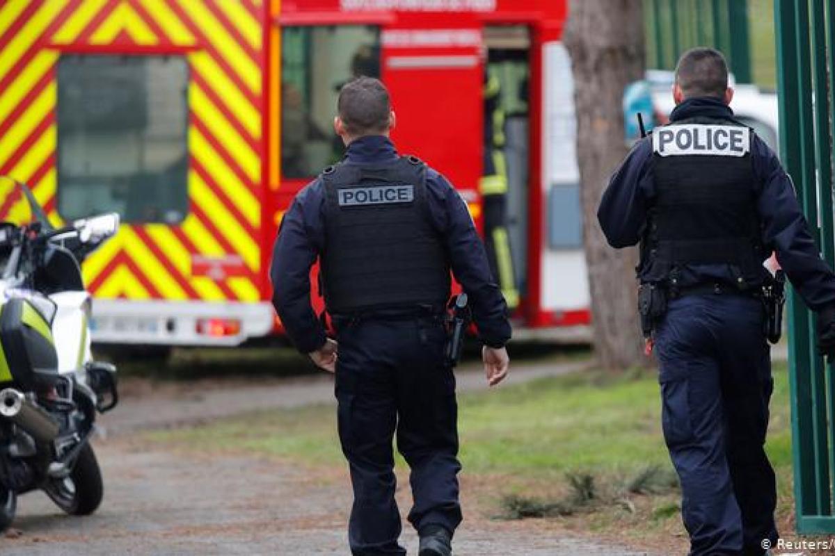 В пригороде Парижа вооруженный мужчина напал на людей: есть жертвы В пригороде Парижа вооруженный мужчина напал на людей: есть жертвы