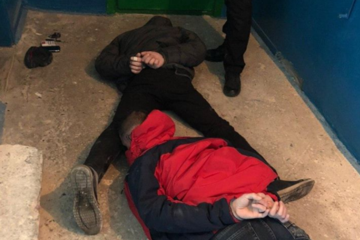 "Мордой в пол": В Северодонецке задержали наркоманов, которые кололись прямо в подъезде жилого дома "Мордой в пол": В Северодонецке задержали наркоманов, которые кололись прямо в подъезде жилого дома