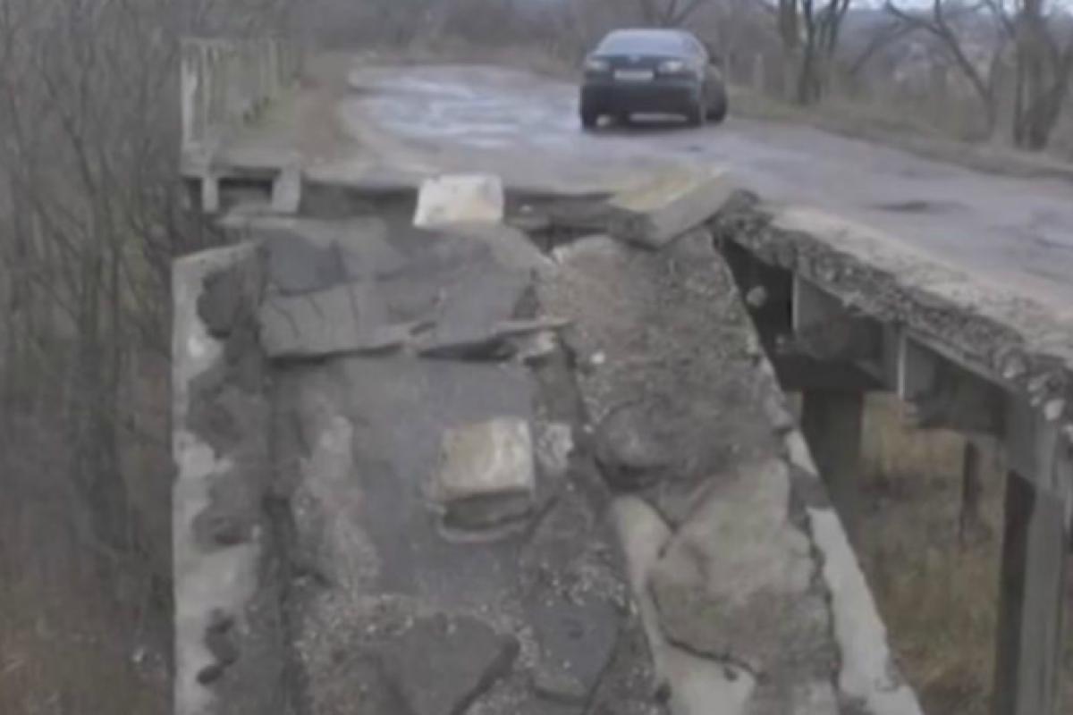 "Аттракцион смерти": Мост между Лисичанском и Сиротино закрыли, но люди продолжают ездить по аварийной дороге