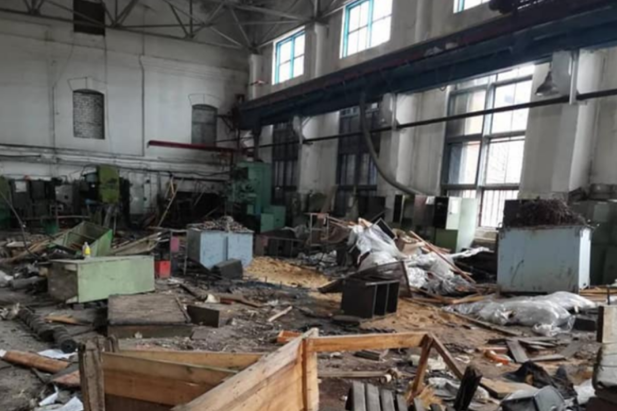 "Орудует банда шакалов": Жители Лисичанска показали, что происходит с заводом "Пролетарий" "Орудует банда шакалов": Жители Лисичанска показали, что происходит с заводом "Пролетарий"